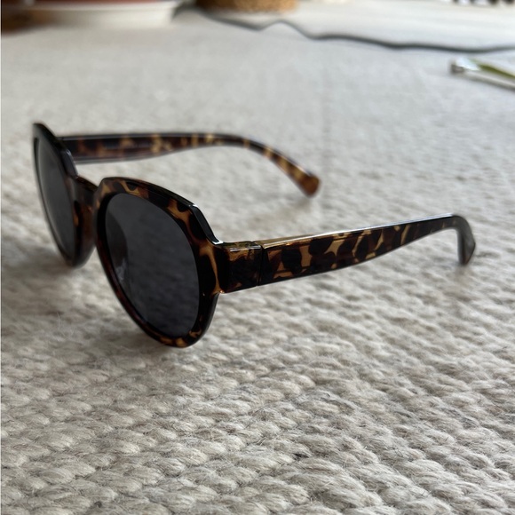 Tortoise Shell Round Sunglasses - Picture 2 of 2